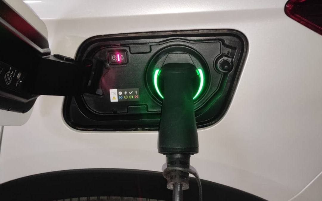 ¿Cómo cargar tu coche eléctrico? Todo lo que necesitas saber